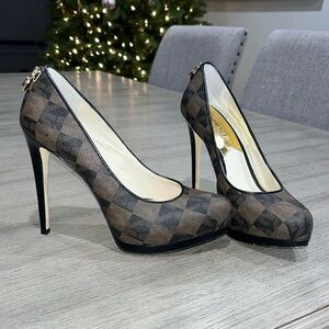 Michael Kors brown logo pumps